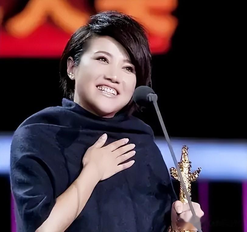 没想到52岁颜丙燕官宣比自己小 20 岁的男友才两个月，竟被全网攻击