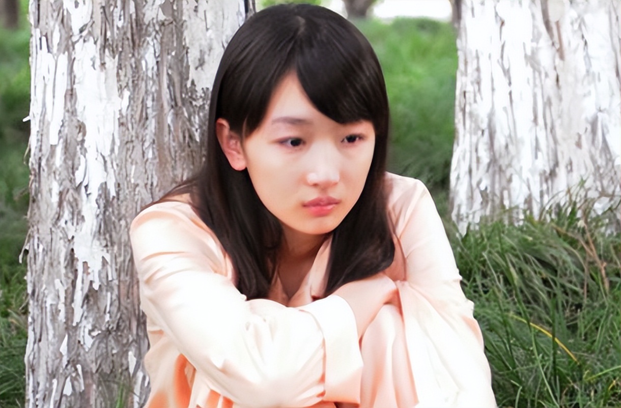 张艺谋也没想到，33岁“争议缠身”的周冬雨，竟走上一条上坡路