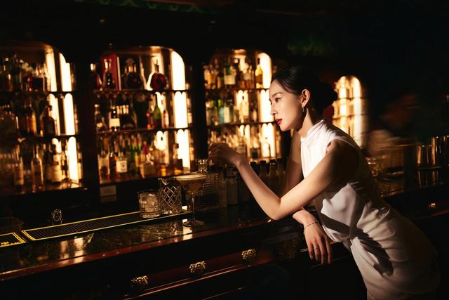 张钧甯挂颈纯白连衣裙，绝美