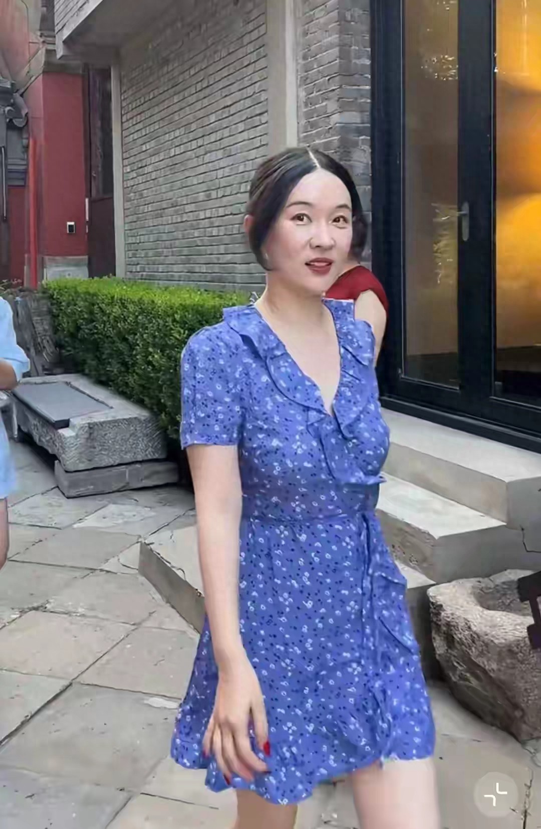 杜江夫妇机场偶遇，霍思燕穿皮草大衣壮得像头熊 两口子衣品全靠脸