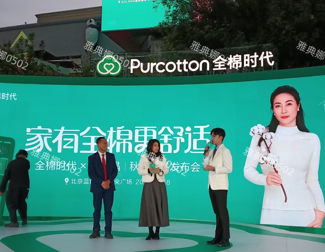 北京偶遇郭晶晶,她富态了不少双下巴有点明显,笑眼弯弯有亲和力