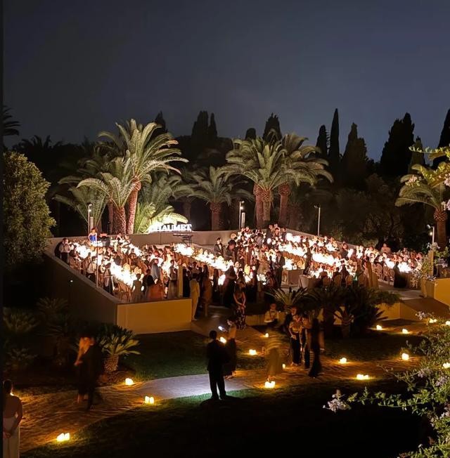 同一天，宋慧乔穿粉裙光彩照人，全智贤穿蓝裙干瘦显老，对比明显