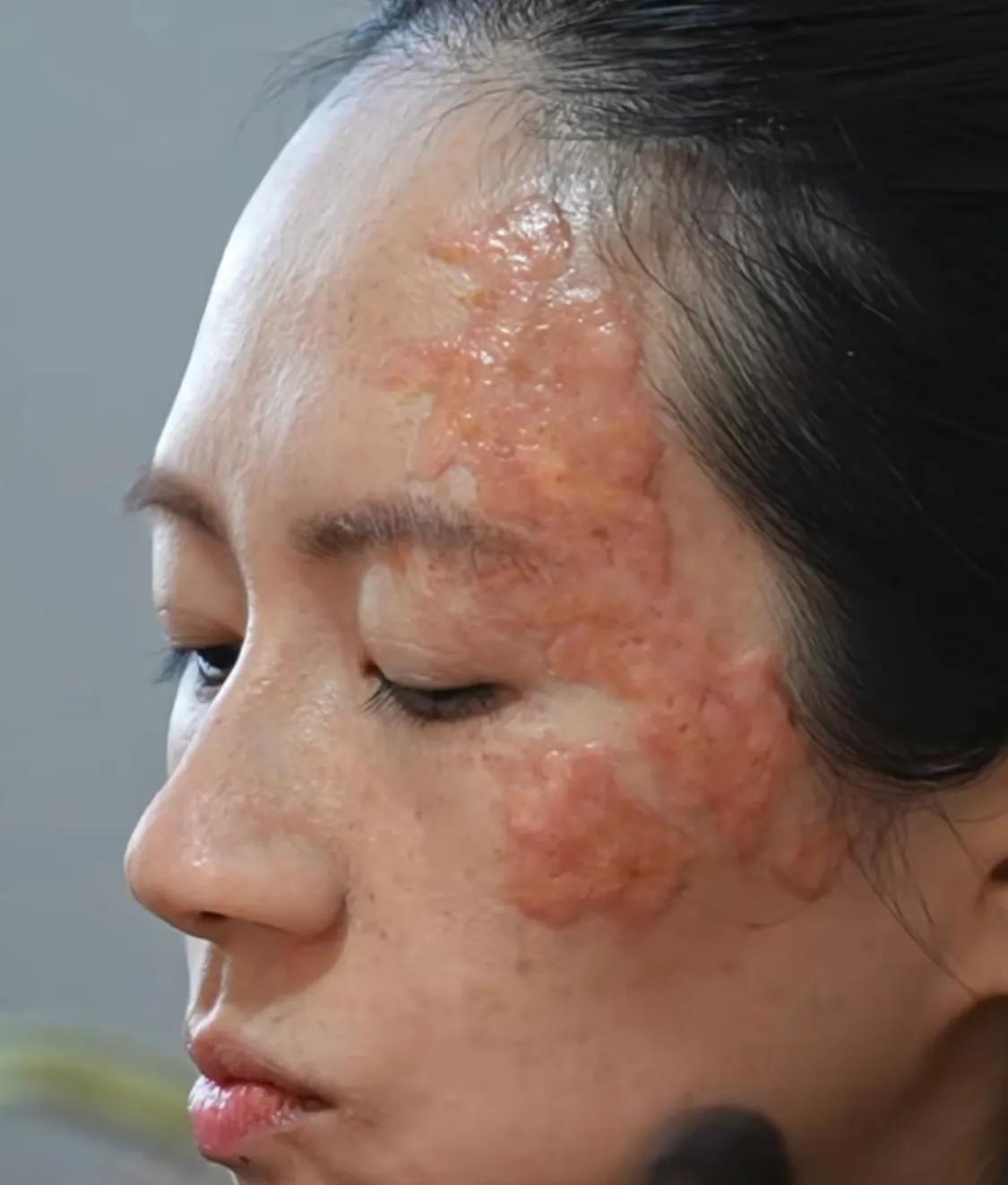 章子怡登T杂志，她露齿的大笑，她脸上的小细纹很美！