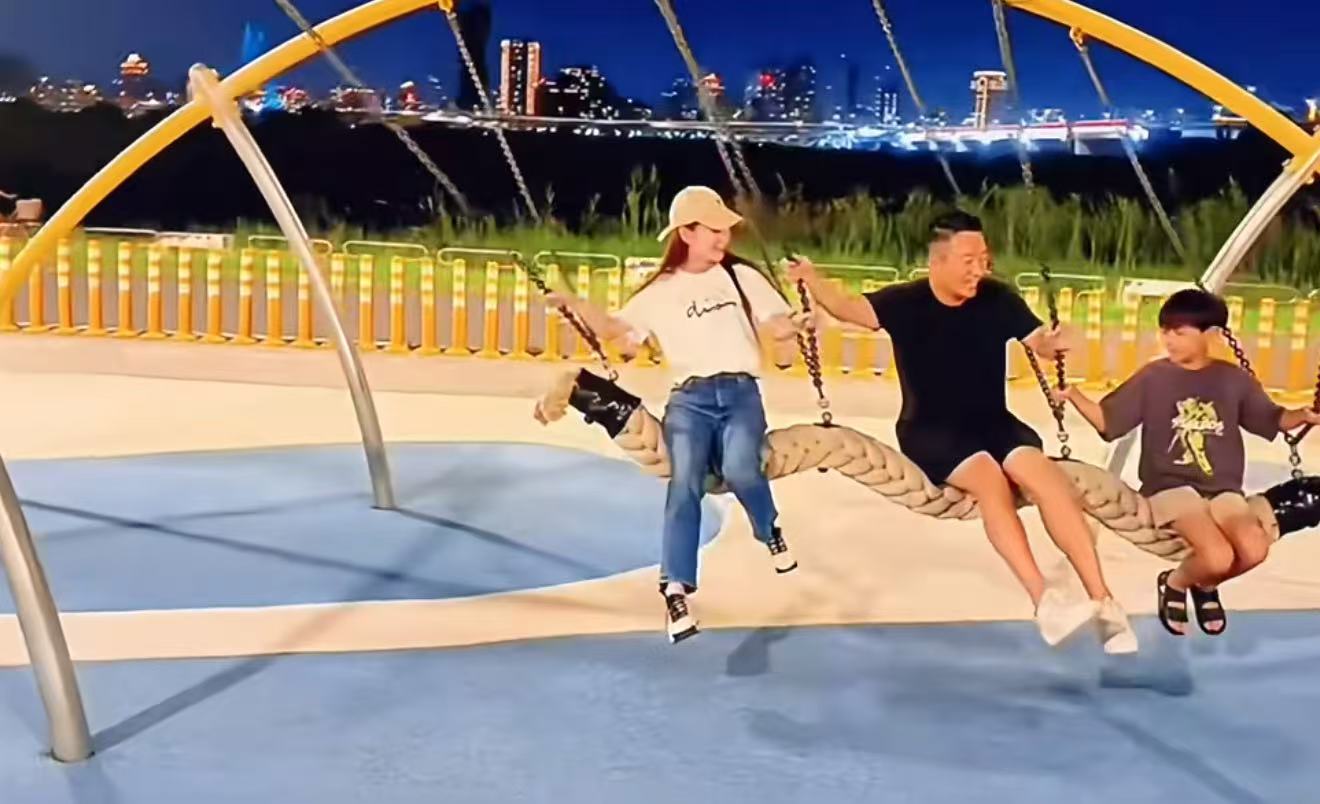 汪小菲一家四口骑自行车！小玥儿和后妈打闹很开朗，越长越像大S