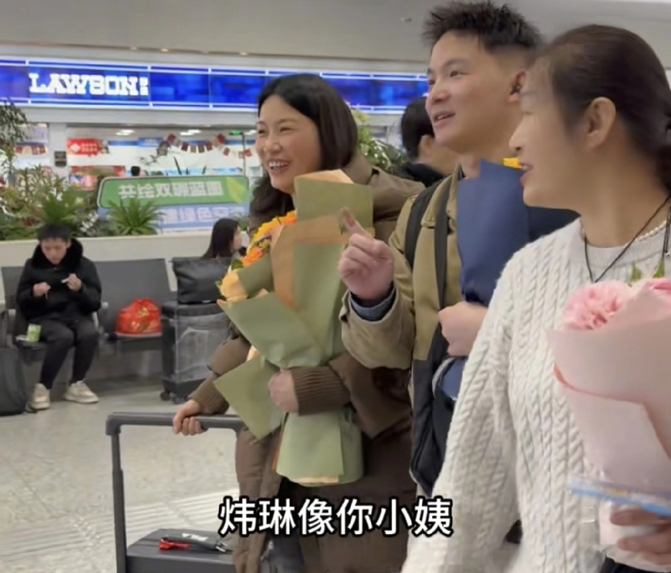 许健华3个女儿回四川了 谢浩男表叔小姨夫都出镜了 谢爸在家啃鸡头