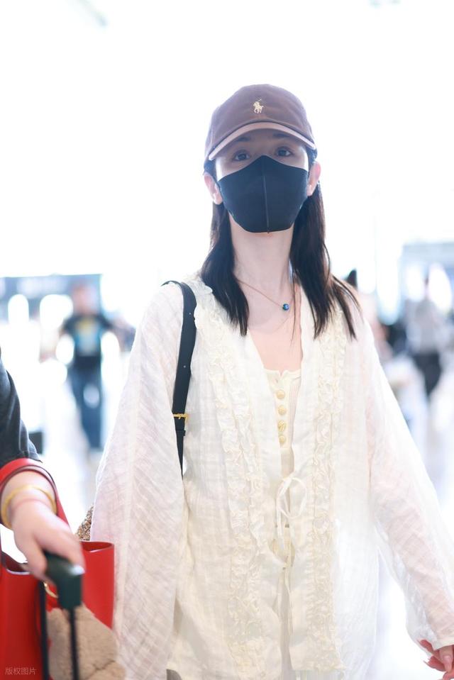 哈妮克孜现身上海机场,身穿白色look清新自然