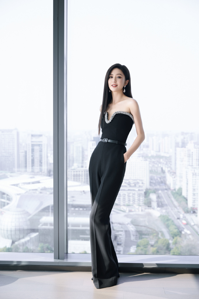 41岁佟丽娅新换了长直发年轻10岁,穿一身高级黑,美得像换了个人