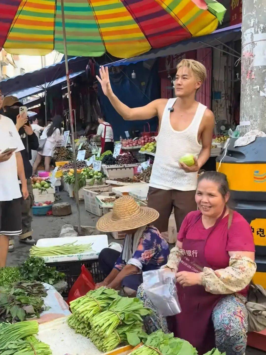 知名歌手现身街头卖水果?穿背心拖鞋请吃烧烤,网友:这才是真接地气!