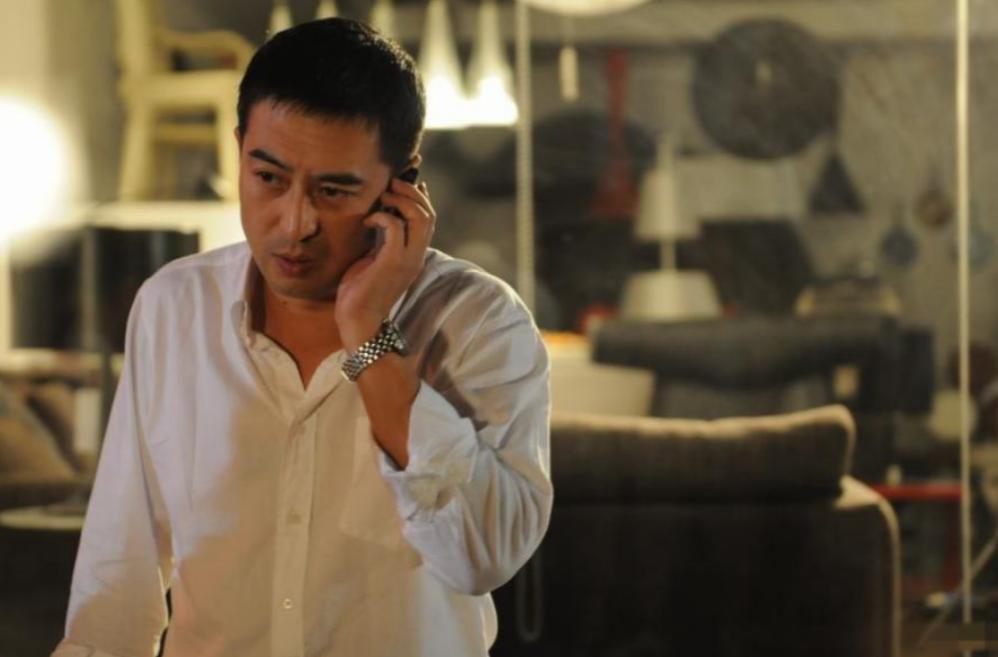 与王海燕离婚传闻仅1年，再看55岁张嘉益现状，原来一切早有预兆