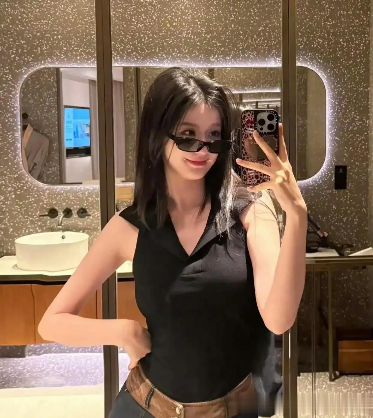 乔欣晒自拍照“面相变了”，2套穿搭衬托的她脸型圆润，富贵松弛