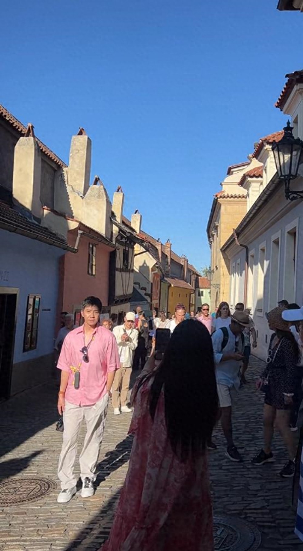 俞灏明带女友国外度假!罕见露烧伤手臂,王晓晨蹲拍男友甜度爆表