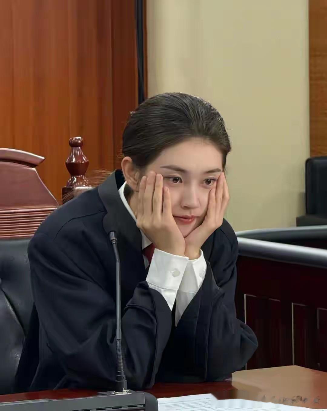 郭宇欣被助理偷拍素颜工作照，毫无违和感，颜值惊艳出圈