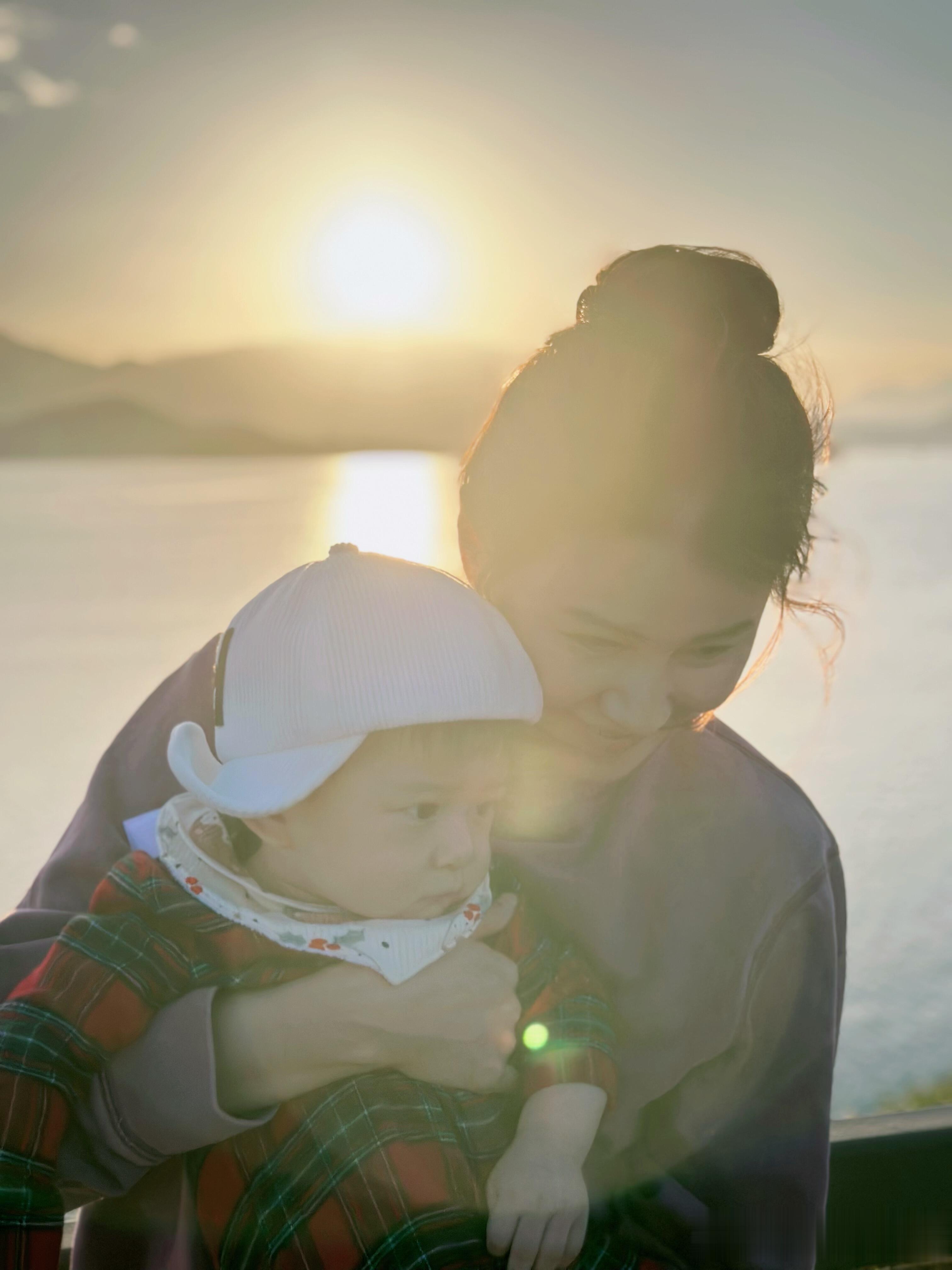 萧正楠 黄翠如发文告别2025,萧哈哈只看妈妈 一家三口同框幸福温馨