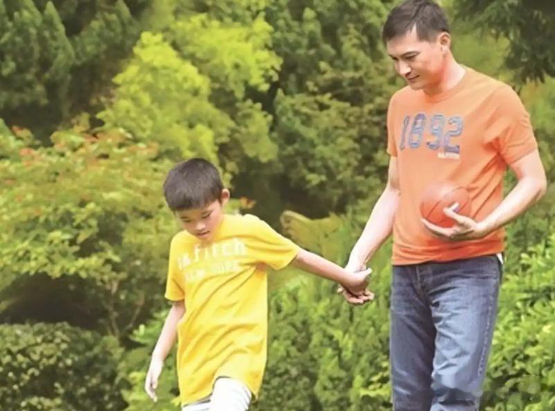 影帝为自闭症儿子息影，花3000万治疗陪伴，如今“傻”儿子变学霸