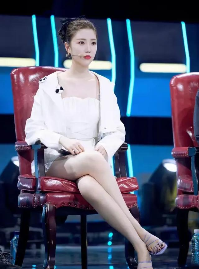 张纯烨的魅力：一字带成就逆袭，娱乐圈再掀波澜！