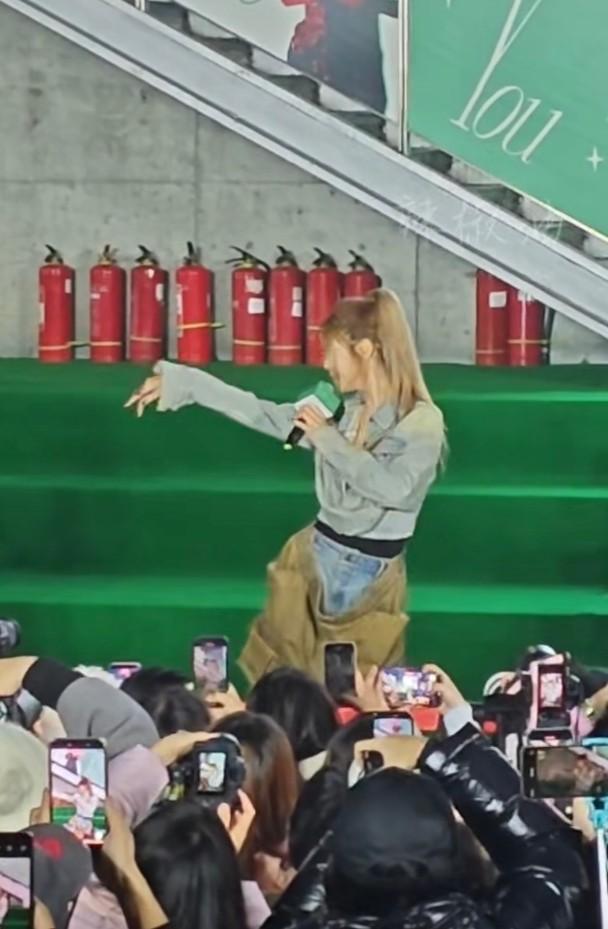 薛凯琪戴金丝眼镜变学生妹,这状态说是20岁都有人信!