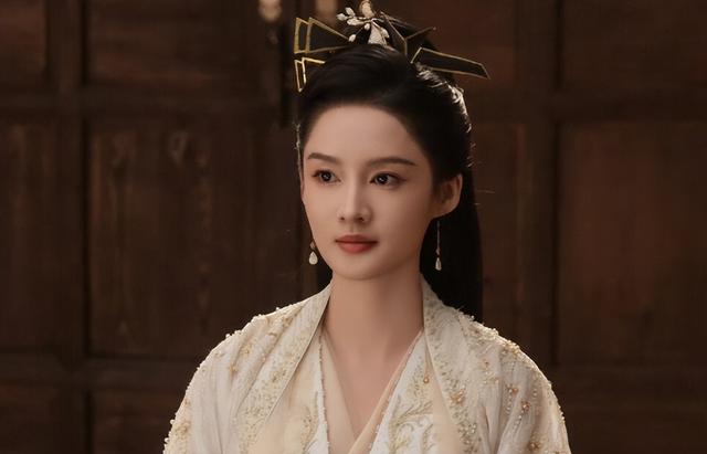 何冰，道出了李沁“强捧不红”的真相，她给圈内女演员提了个醒