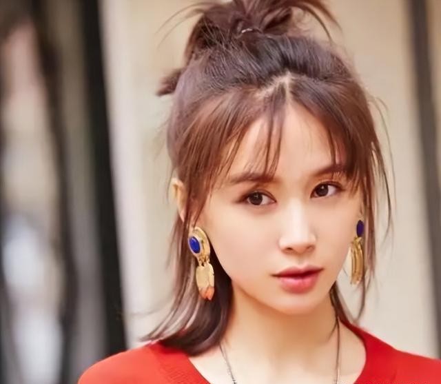 手接漱口水，跪地伺候穿鞋，被骂不敢还口，这些明星哪来的优越感