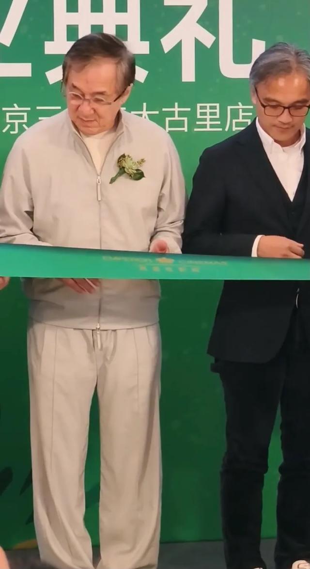 杨受成太古里剪彩,张艺谋和冯小刚陪同,成龙头发白了,葛优帅气