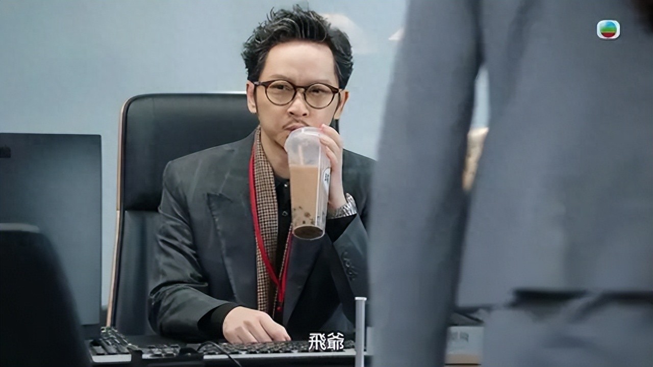 43岁TVB男星凭新剧角色成功圈粉,童颜外貌掀热议，直言想做男主角