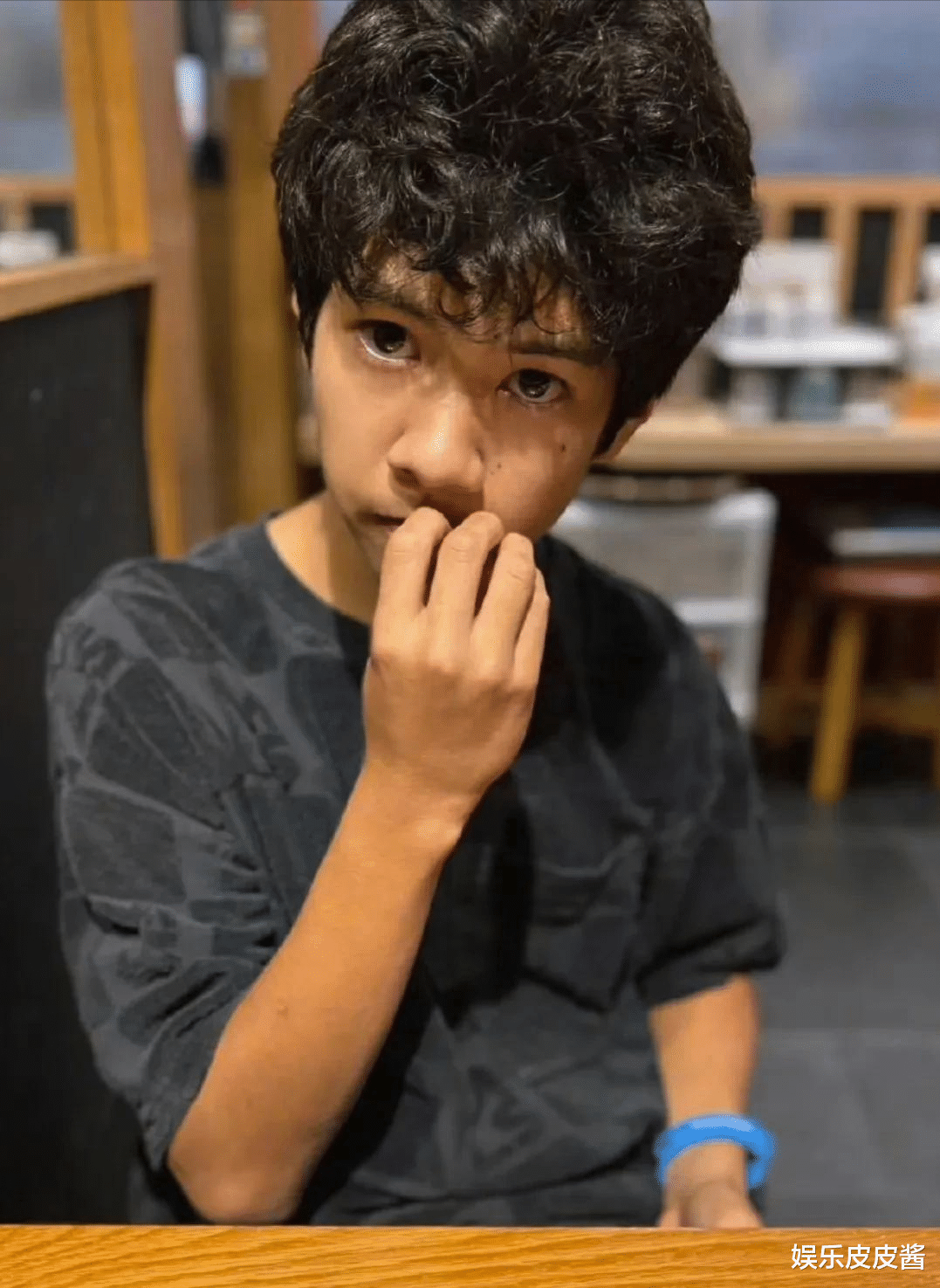 刘芸亲自打扮儿子，烫头穿大裤衩，成功挽回形象，和郑钧有点像