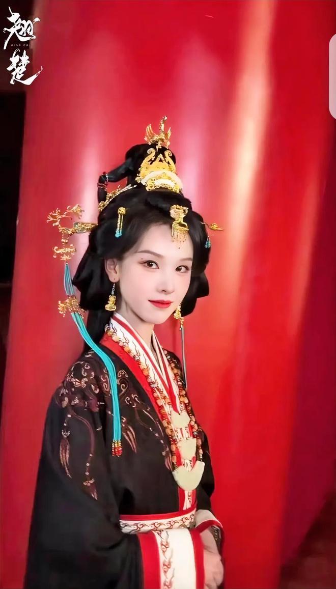 四个男主不如一个女主!陈都灵新剧开机,一人带飞全剧组