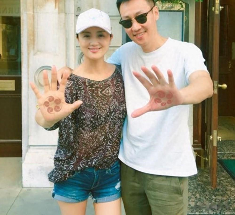 《小城大事》工作人员晒朱媛媛合照，透露拍戏期间辛柏青全程陪伴