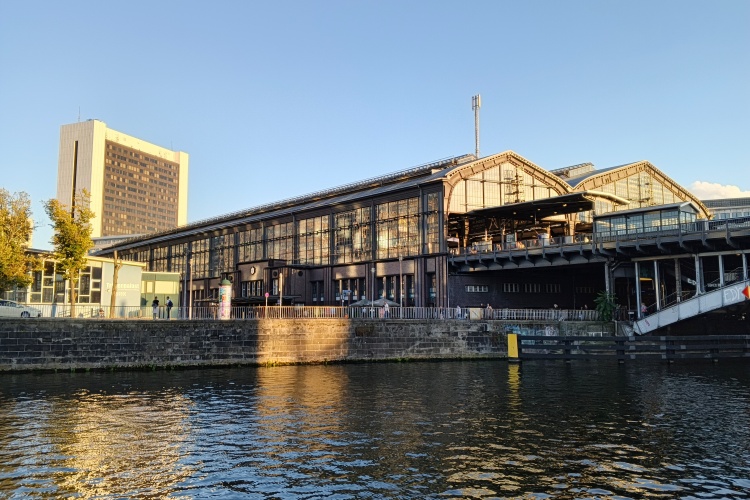 传音5.93mm超薄曲面屏手机发布！IFA 2025现场一手体验来了