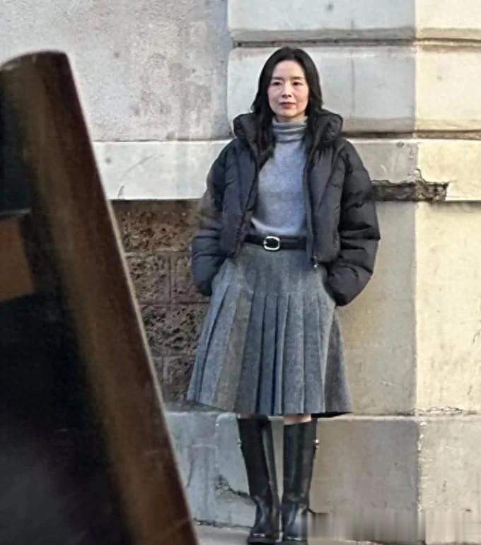 45岁董洁在巴黎街头出现，穿着羽绒服，身材苗条，个子看起来好矮