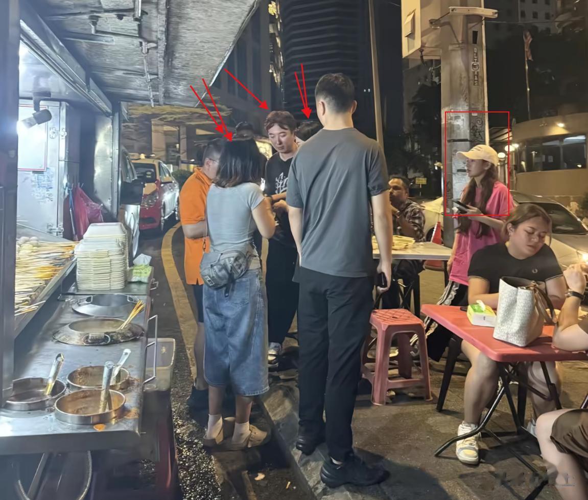 吉隆坡偶遇王思聪吃路边摊,与新女伴穿情侣鞋,比懒懒还辣一百倍