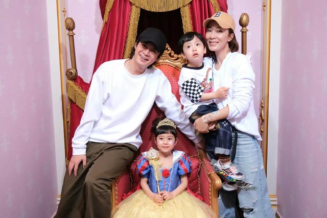 杨怡罗仲谦带娃体验摘黄皮,一家四口互动有爱,俩孩子颜值好高