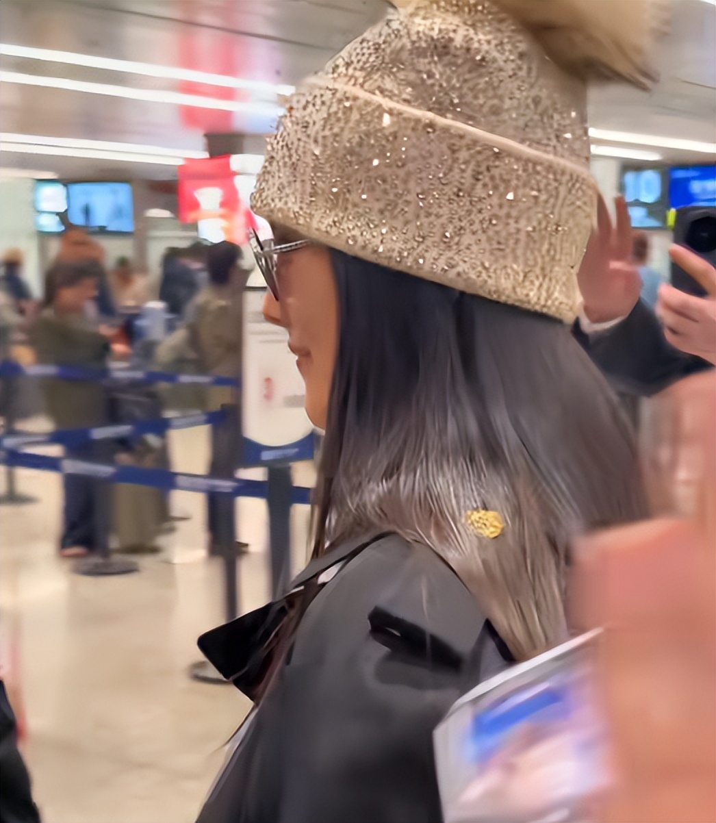 李湘破防了！机场遭粉丝贴脸开大，全程黑脸，连夜晒美照硬刚网友