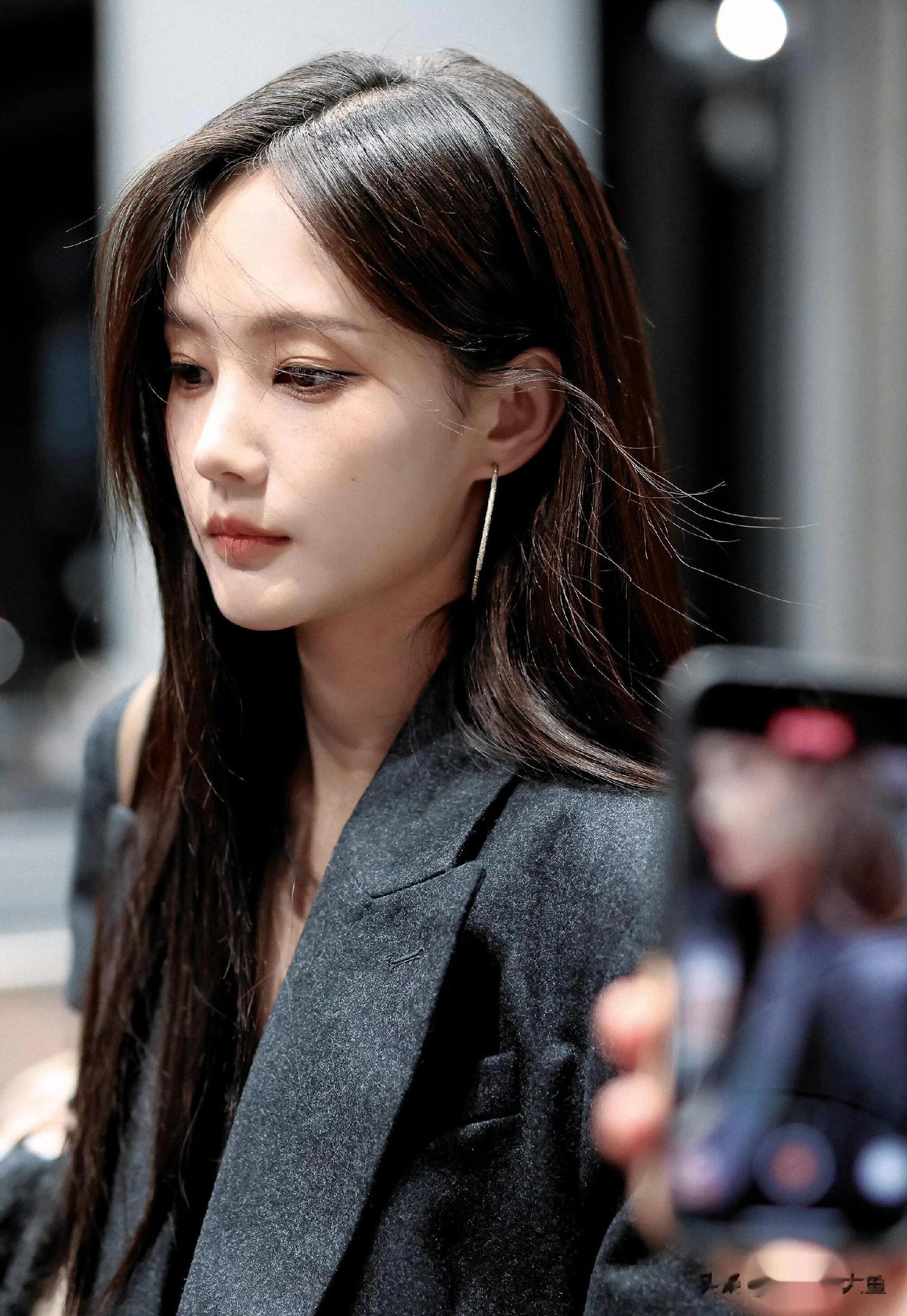 李一桐出发米兰时装周，穿灰色蕾丝边西服，溢出屏幕的姐感好美