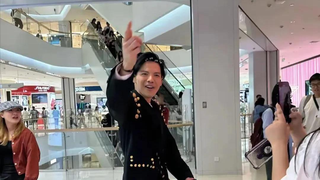 41岁向佐又现身杭州，不过有钱人的装扮我们普通人确实难以理解！