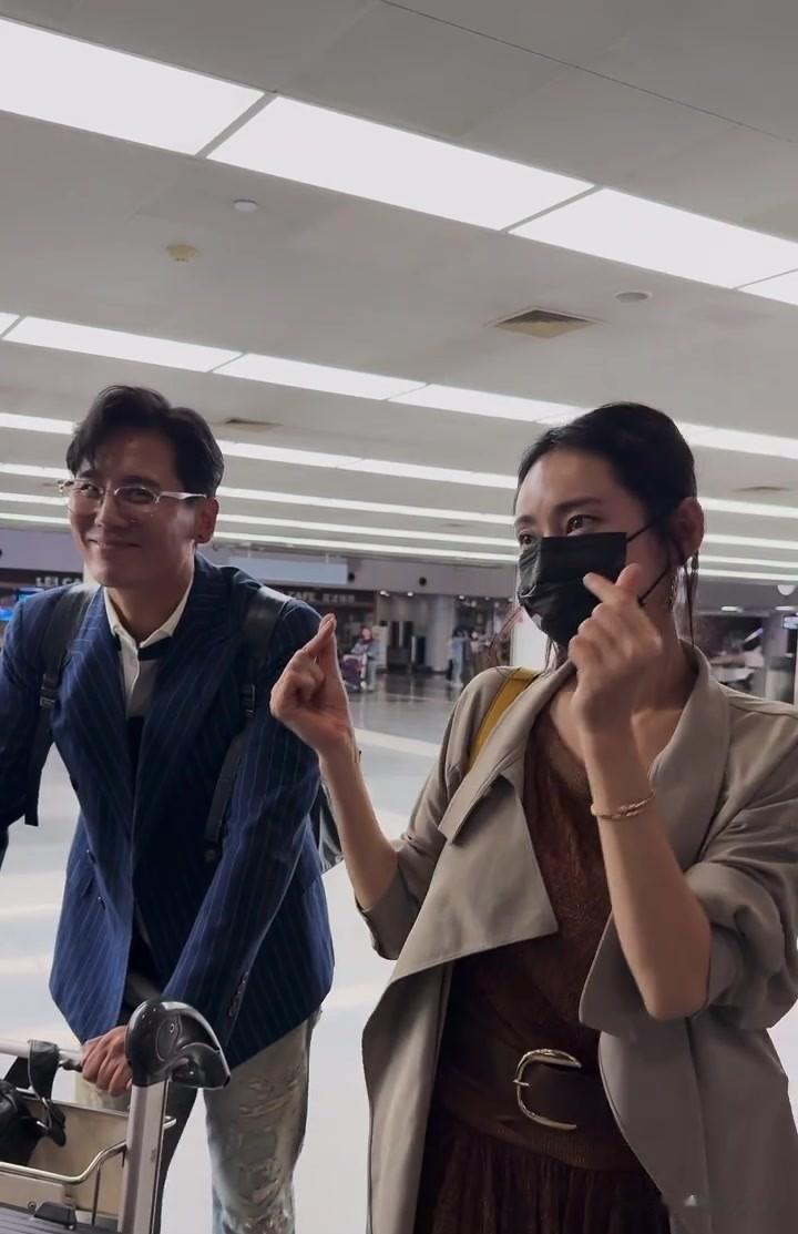 秋瓷炫一家走机场,7岁儿子啪嗒身高惊人, 于晓光推着行李笑容满面