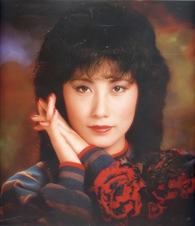 78岁开演唱会被嘲捞金，路都走不稳还唱歌，她用实力打破所有质疑