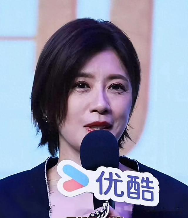 50岁的贾静雯也老了，眼周超多皱纹，短发造型显老