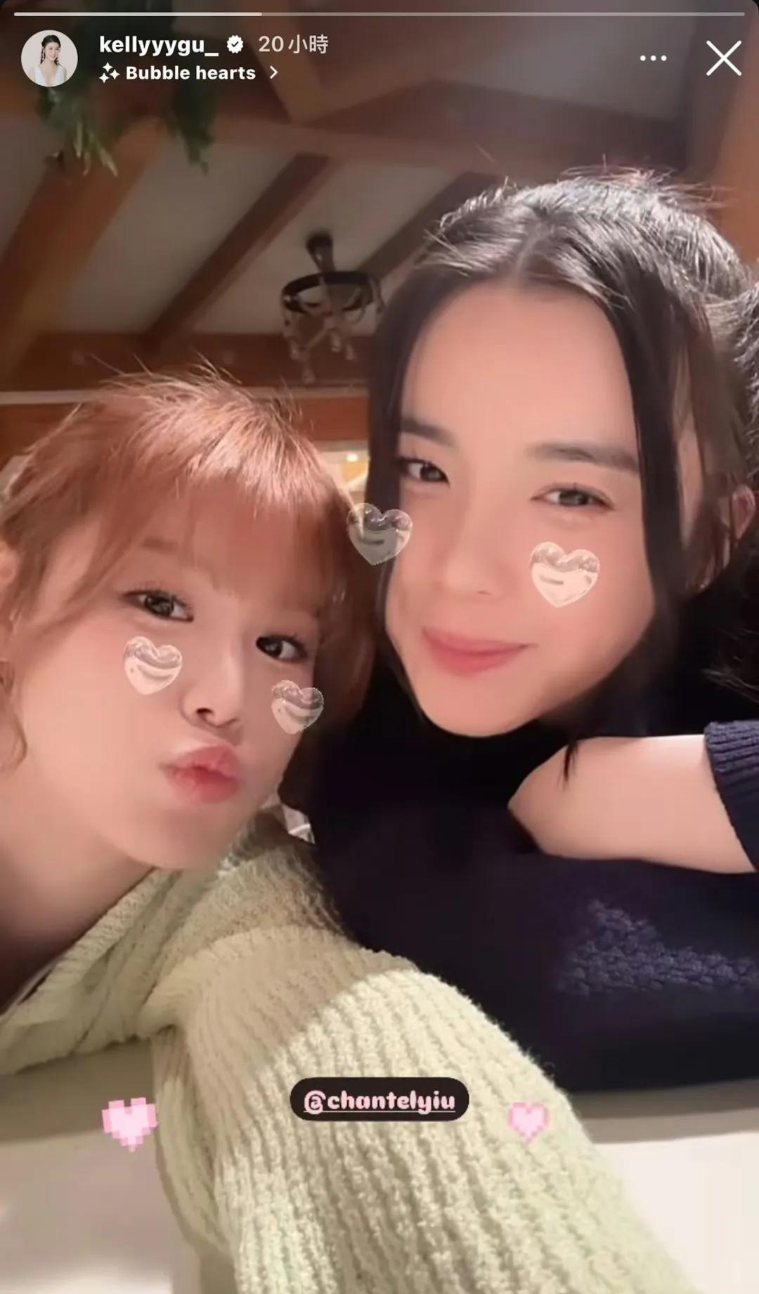 爱回家C位小花与劲敌姚焯菲自拍晒友好，两人卖可爱激似失散姊妹