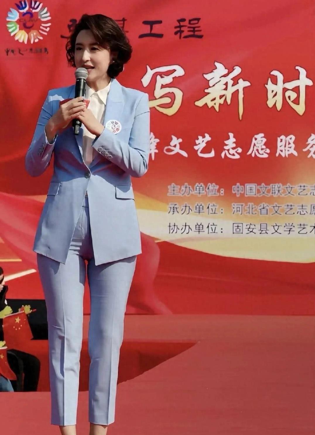 乌兰图雅西装裤引赞赏,45岁张蕾造型引争议