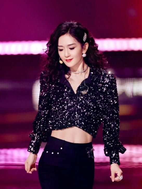 谢娜主持中国电影周年当天，央视六公主公开点名，刘烨的话应验