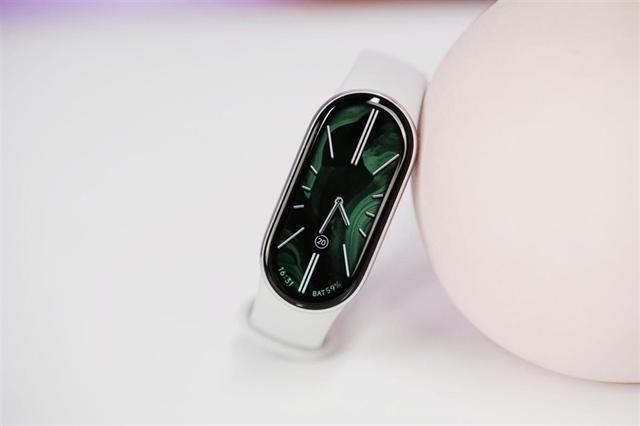 1.72英寸屏+30天續航+生態中樞！小米手環10評測