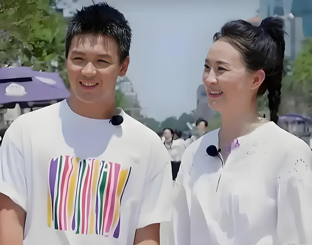 王艳晒19岁儿子近照,球球已经比妈妈高出半个头,长的像妈颜值高