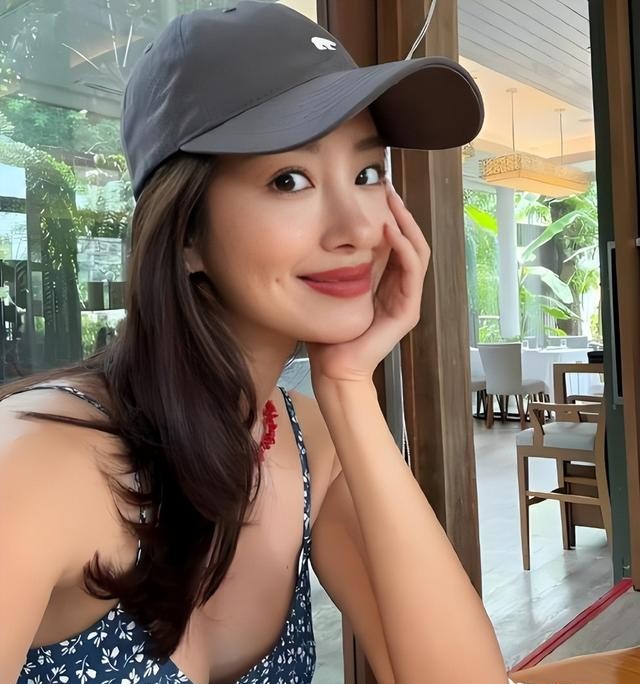 32岁杨采钰大方公开孕肚照!临盆在即状态曝光:脚肿了,身材走样