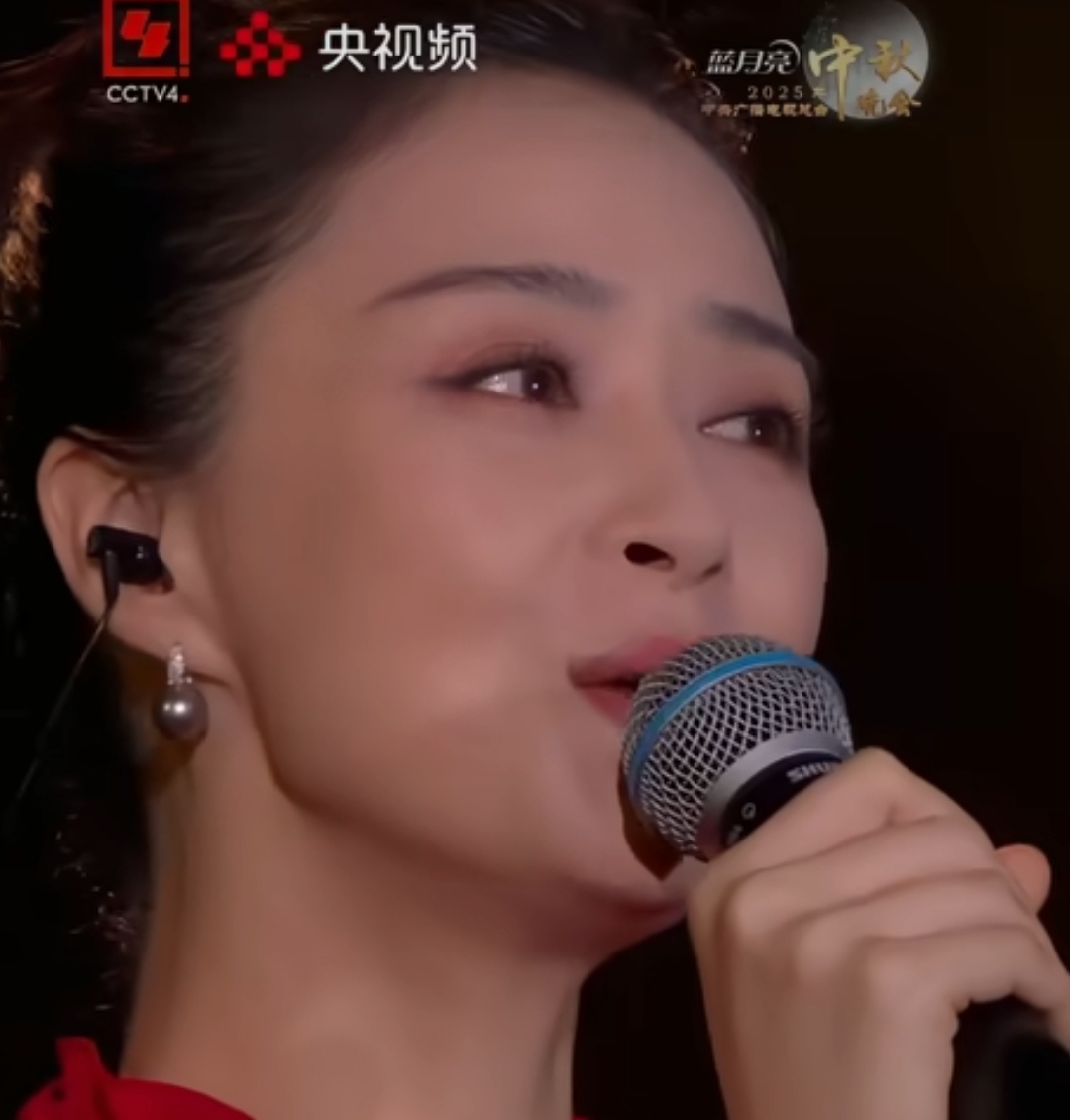 德阳这晚,被一身红衣的蒋欣惊艳“死亡镜头”下照样美的惊心动魄