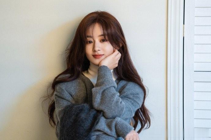 赵丽颖侧拍尽显温柔 秋季女友松弛感绝了