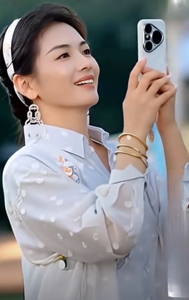 刘涛身着淡蓝刺绣衬衫配同款发带,优雅又漂亮