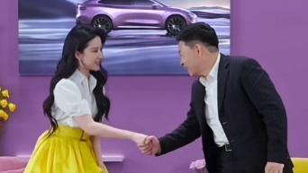 ?余承东刘亦菲访谈30分钟闪电结束，余承东慌了还是神仙姐姐太美？