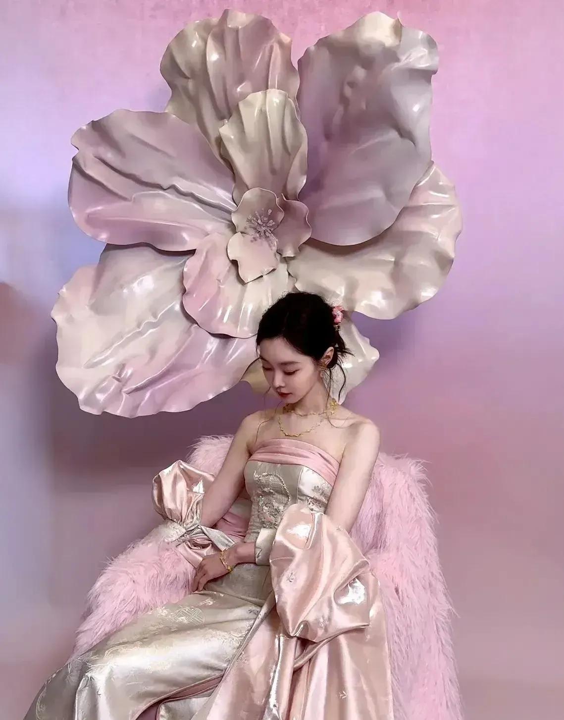 宋轶没了和白敬亭的热度之后,衣品和体重都在严重下降,真太瘦了