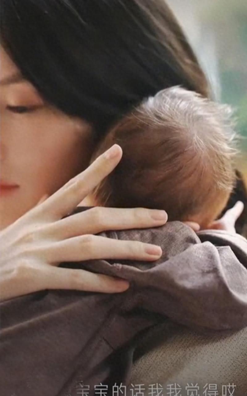 何穗晒2个月宝宝会抬头，头发稀耳朵大有福，对陈伟霆称呼显亲昵