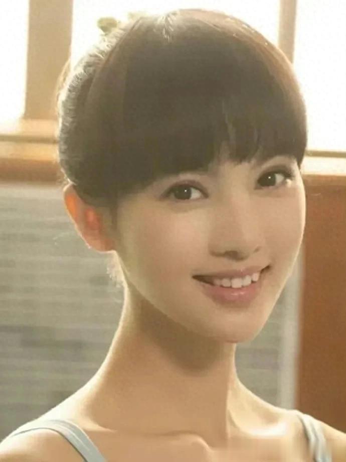 金晨早期还是挺清纯可爱的，搞不懂她为啥要变成现在这样子？